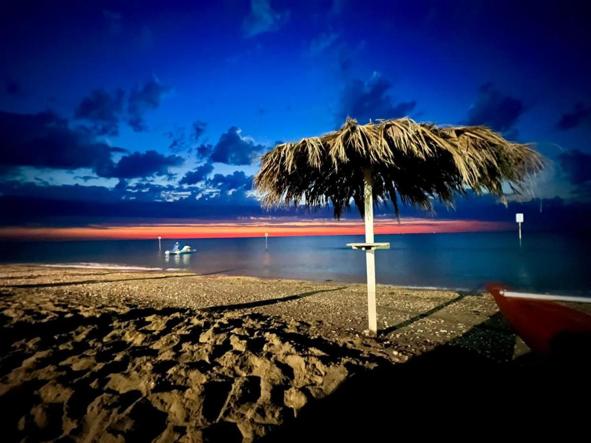 Bella Alba Apartment On The Beach Alba Adriatica Exterior photo